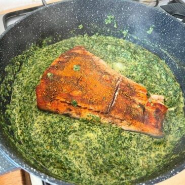 Grilled salmon in spinach cream sauce