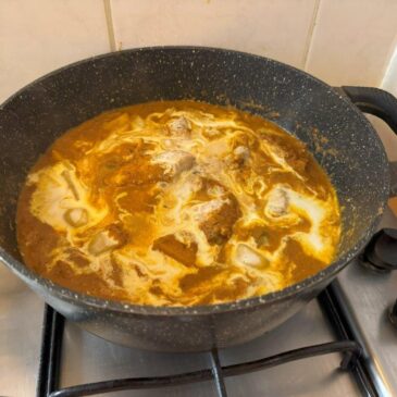 Indian chicken curry with cream (butter chicken)